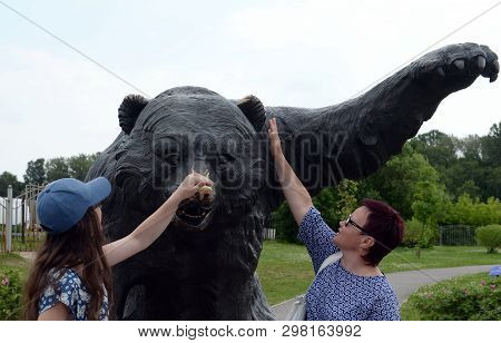 Yaroslavl, Russia - June 23, 2018: Unidentified Tourists At The Bear Sculpture In The 