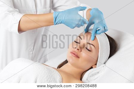 The Doctor Cosmetologist Makes Prick In The Nose To Correct The Hump Of A Beautiful Woman In A Beaut