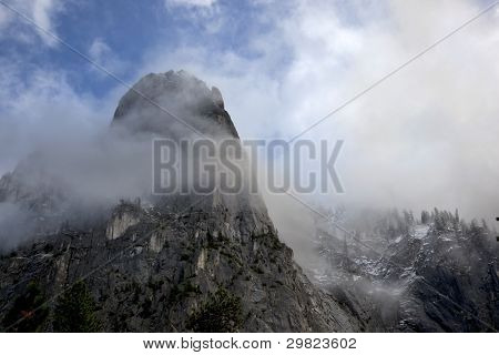 Sentinel Rock In nuvole