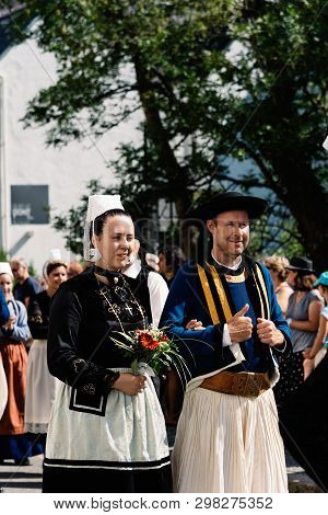Pont-aven, France - August 5, 2018: Festival Of Gorse Flowers, A Traditional Parade With Celtic Circ