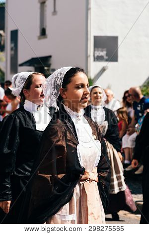 Pont-aven, France - August 5, 2018: Festival Of Gorse Flowers, A Traditional Parade With Celtic Circ