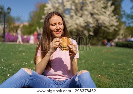 Successful Business Woman Eating Fast Food Burger Cheesburger Enjoys Her Leisure Free Time In A Park