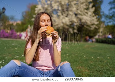 Successful Business Woman Eating Fast Food Burger Cheesburger Enjoys Her Leisure Free Time In A Park