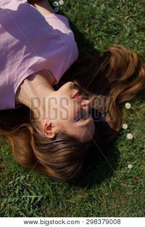 Successful Business Woman Eating Fast Food Burger Cheesburger Enjoys Her Leisure Free Time In A Park