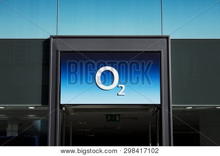 O2 Phone Shop Sign And Entrance In The City Centre, Nottingham, Nottinghamshire, Uk - 3rd April 2018