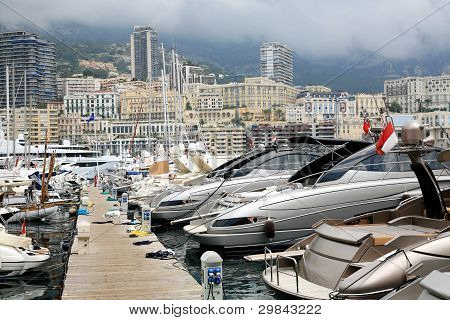 Jedním z pilířů v Monaco, Monte Carlo