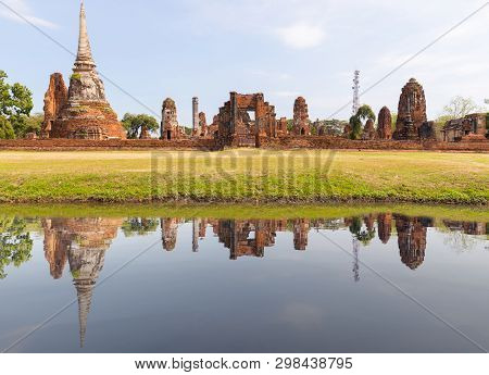 Ayutthaya Historical Park Covers The Ruins Of The Old City Of Ayutthaya,  Wat Mahathat.
