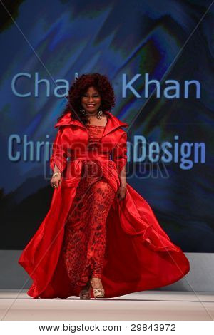 NEW YORK - 8 februar: Chaka Khan bærer Chris marts på hjertet sandheden rød kjole kollektion 2012 F