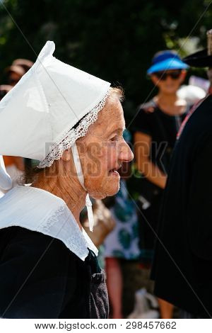 Pont-aven, France - August 5, 2018: Festival Of Gorse Flowers, A Traditional Parade With Celtic Circ