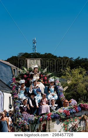 Pont-aven, France - August 5, 2018: Festival Of Gorse Flowers, A Traditional Parade With Celtic Circ