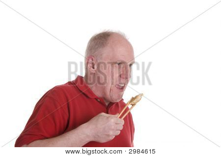 吃饺子的红色衬衫的老家伙
