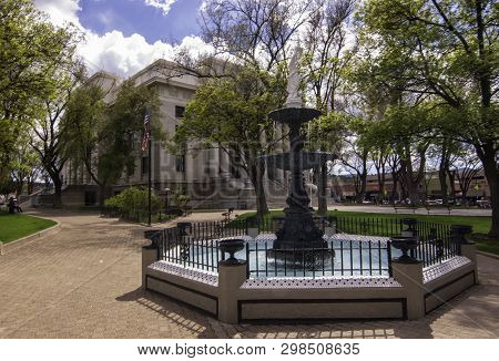 Prescott, Arizona, Usa 04/22/2019 The Fountain In The Yavapai County Square With The Courthouse In T