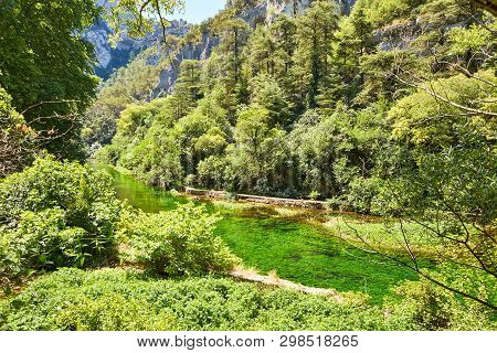 Pays Des Sorgues, Fontaine De Vaucluse, Provence