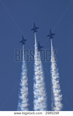 Blue Angels Diamond muodostumista, kiipeily