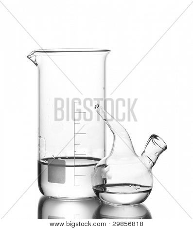 Vaso medidor y gotero de Schuster con agua y reflexión aislado en blanco