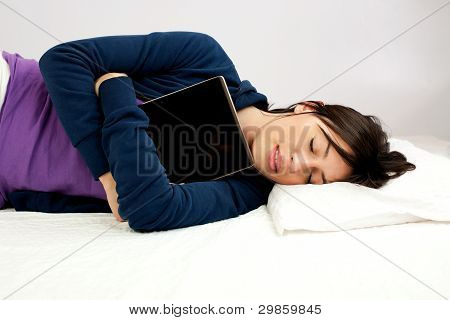 컴퓨터 앞에서 웃는 여자