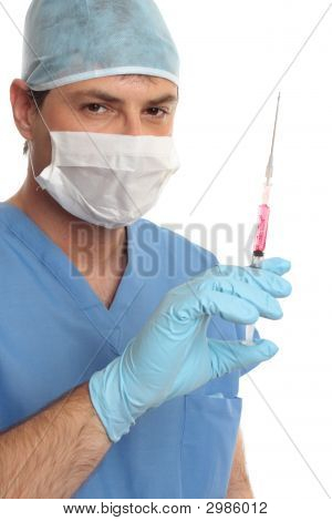 Chirurg hematologa w zarośla z strzykawka igła