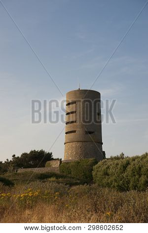 Martello Tower At Fort Saumarez, Used By The German Occupation Forces During World War 2 - Fort Saum