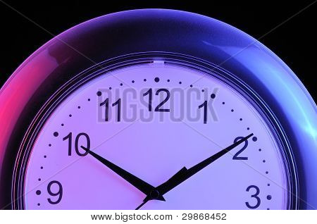 Wanduhr auf schwarzem Hintergrund
