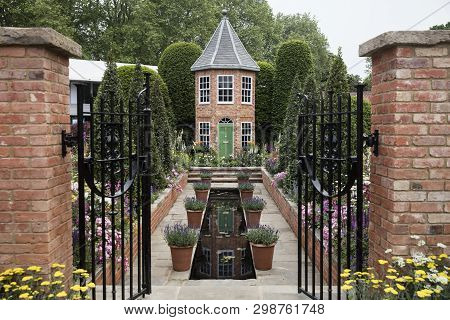 Harrods British Eccentrics Garden By Diarmuid Gavin At Rhs Chelsea Flower Show 2016, London, Uk - Ma