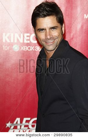 LOS ANGELES, CA - FEB 10: Johna Stamose na MusiCares osobnost 2012 rok hold Paul McCar