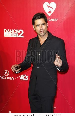 LOS ANGELES, CA - FEB 10: Johna Stamose na MusiCares osobnost 2012 rok hold Paul McCar