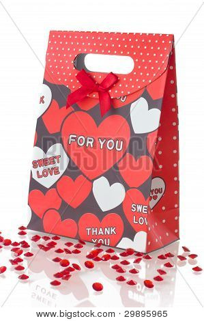 Bolsa de regalo roja con corazones, aislado en blanco