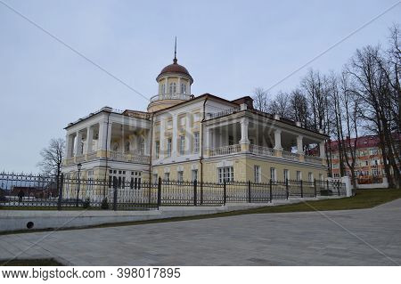 Russia, Moscow Oblast, A Village May Day Manor Staro-nikolskoye