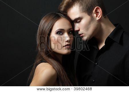 Passione sexy coppia, bella giovane uomo e donna closeup, studio colpo sopra nero