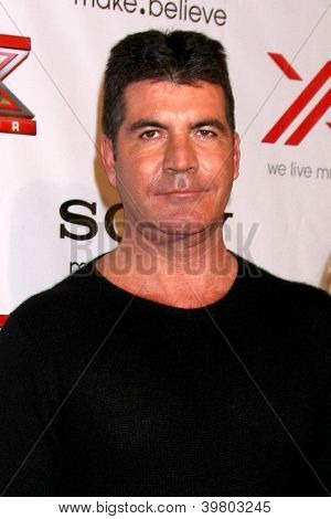 LOS ANGELES - DEC 6: Simon Cowell érkezik az X faktor 2012 végső négy párt Rodeo Drive d