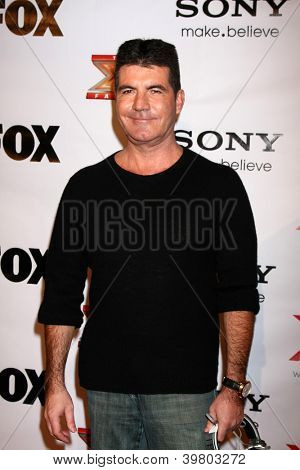 LOS ANGELES - DEC 6: Simon Cowell érkezik az X faktor 2012 végső négy párt Rodeo Drive d