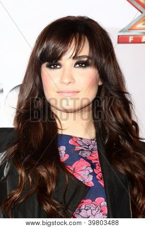 LOS ANGELES - 6 déc: Demi Lovato arrive à la X Factor 2012 Final quatre partie à Rodeo Drive sur De