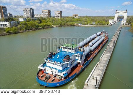 Cargo Transportation By Water Transport, Technological Equipment For An Oil Refinery. Volgo-don Volg
