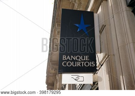 Bordeaux , Aquitaine  France - 12 01 2020 : Banque Courtois Sign And Text With Atm Logo Of Office Fr