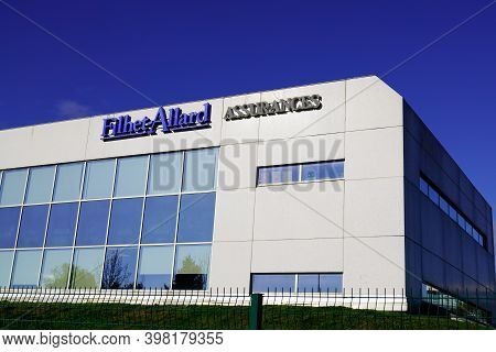 Bordeaux , Aquitaine  France - 12 01 2020 : Filhet Allard Logo And Text Sign Front Of Agency Insuran