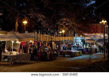 Mercato di strada su Piazza Dell Viii Agosto a Bologna, Italia