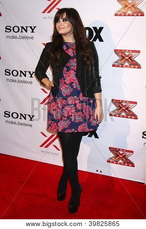 LOS ANGELES - 6 déc: Demi Lovato arrive à la X Factor 2012 Final quatre partie à Rodeo Drive sur De