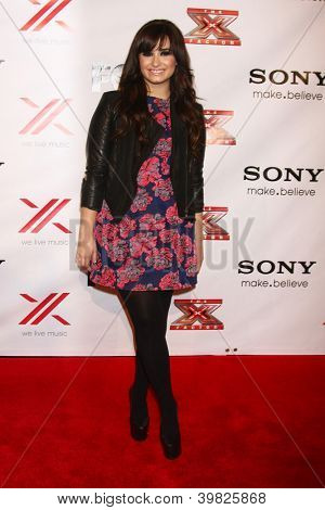 LOS ANGELES - 6 déc: Demi Lovato arrive à la X Factor 2012 Final quatre partie à Rodeo Drive sur De