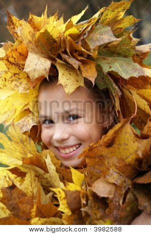 Preteen flicka i Leaf Garland
