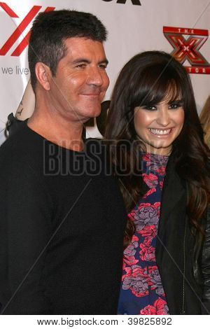 LOS ANGELES - 6 déc: Simon Cowell, Demi Lovato arrive à la X Factor 2012 Final quatre partie à la tige