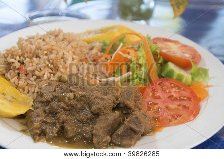 Pirinç salatası Bequia St Vincent ve Grenadinler ile sığır eti güveç
