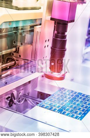 Vision measuring instrument inspecting PCB circuit board