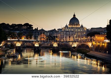 Tiber ve Vatikan St Peter Bazilikası