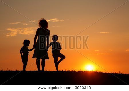 Mutter und Kinder auf sunset silhouette