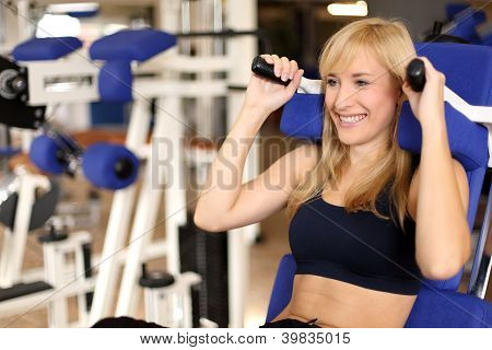 attraktive blonde Frau Gewichtheben in einer Turnhalle