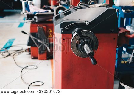 Car Wheel Balancing Machine For Spining Tyre To Balance Weight In Auto Repair Garage