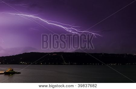 Blinkt Blitz leuchtet der Himmel über Akrotiri, während einer wilden Frühwinter-Gewitter-ov