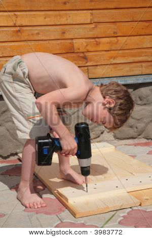 Dreng borer en Electrodril