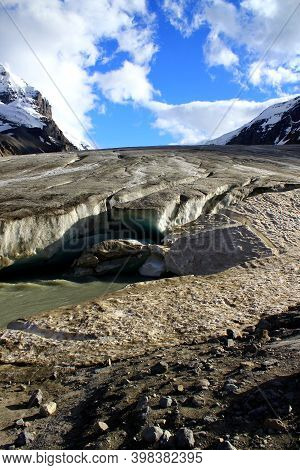 Columbia Icefield / Athabsca Glacier in the Canadian Rocky Mountains in Banff and Jasper Nationalpar