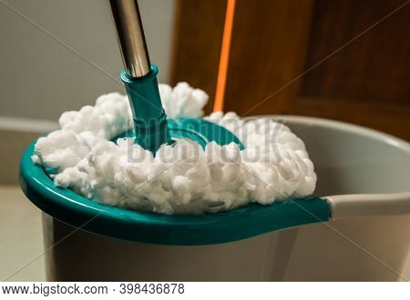 Round Spin Mop With Microfiber Head. Plastic Spin Mop Bucket. Cleaning Mop And Bucket